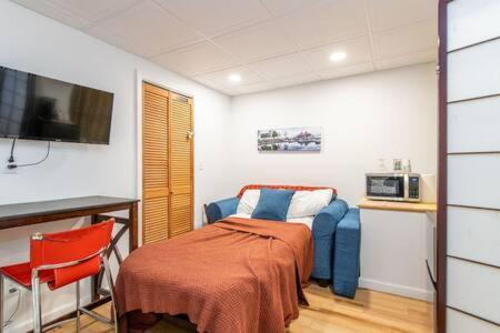 Cozy Private Apt Near Downtown Берлингтон Экстерьер фото