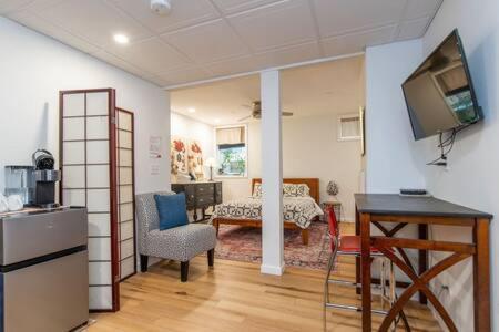 Cozy Private Apt Near Downtown Берлингтон Экстерьер фото