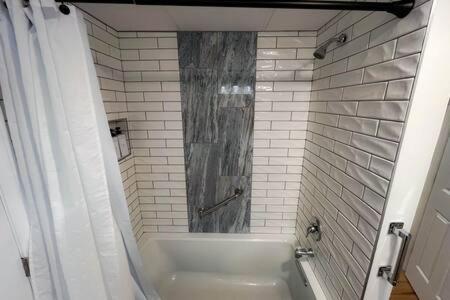 Cozy Private Apt Near Downtown Берлингтон Экстерьер фото