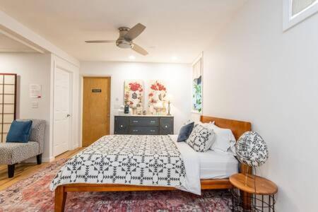Cozy Private Apt Near Downtown Берлингтон Экстерьер фото