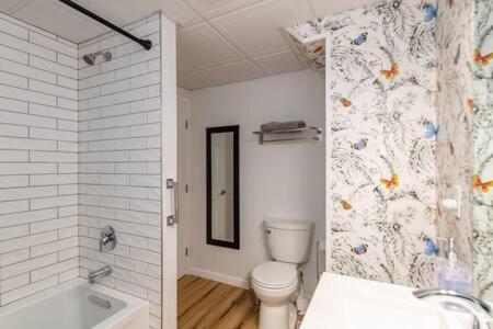 Cozy Private Apt Near Downtown Берлингтон Экстерьер фото