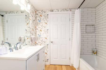 Cozy Private Apt Near Downtown Берлингтон Экстерьер фото