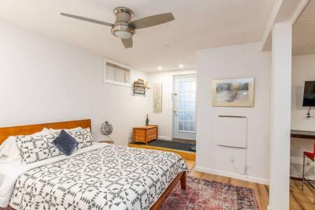Cozy Private Apt Near Downtown Берлингтон Экстерьер фото